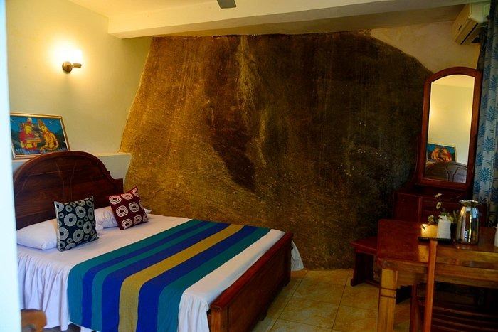 Boulder Room with granite wall and wooden furniture
